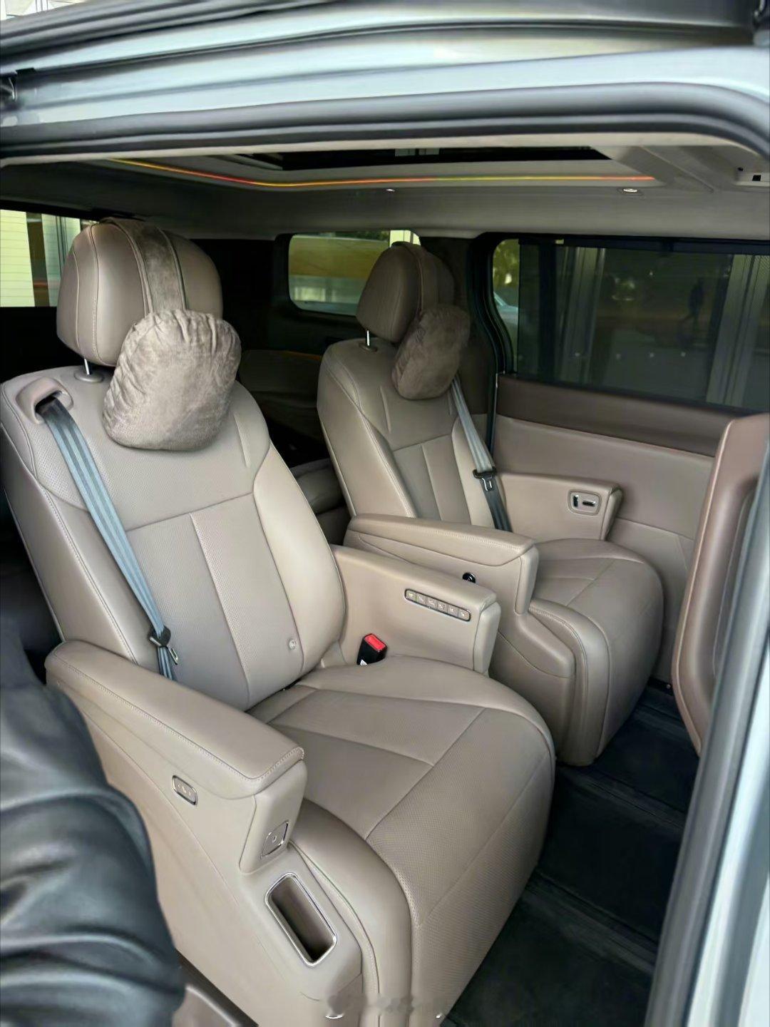 我看了好几遍，再三确认图1这个车不是理想MEGA，这座椅也太像了吧。（图2是正