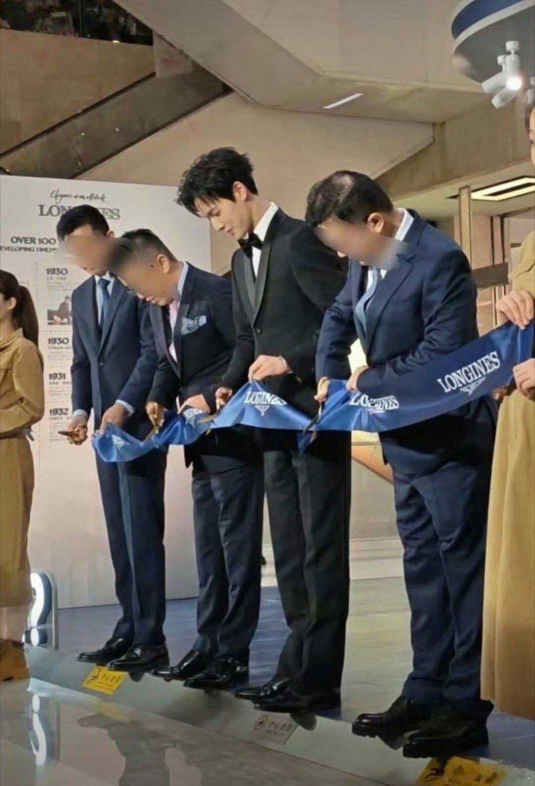 . 对李昀锐182的身高有了实感同框合影中身形挺拔出众，肩线舒展比例优越，站在人