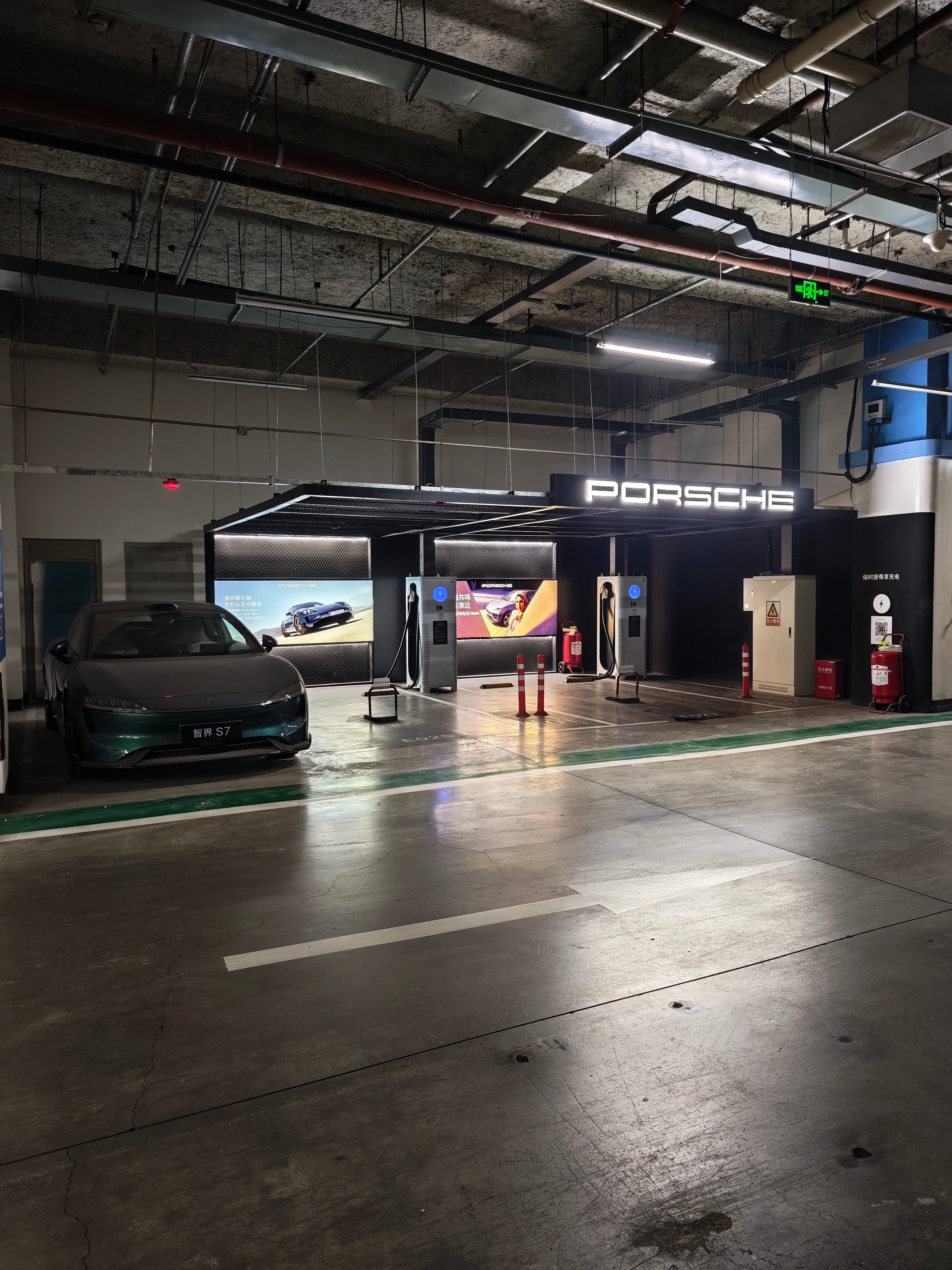 在保时捷充电站旁边停放的智界S7不太合理但又有点合理