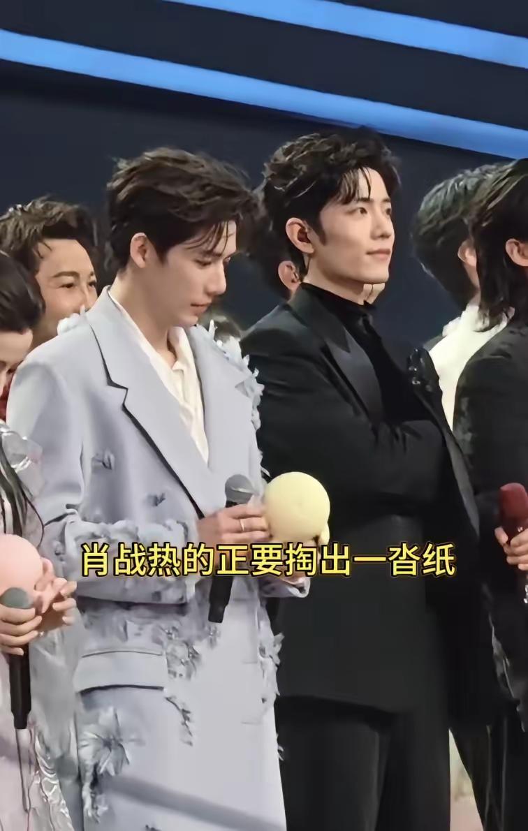 肖战跨年晚会上那个“紧急塞回纸巾”的动作，被镜头抓个正着，看完直让人想说“这反应