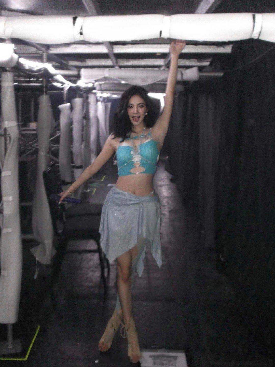 宁艺卓泡泡更新蓝色海妖上线🧜🏻♀️