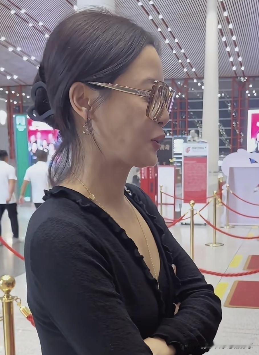 路人镜头下的辛芷蕾长相特别普通，特别是没有化妆的她，看起来就像街上的大妈。脸上的