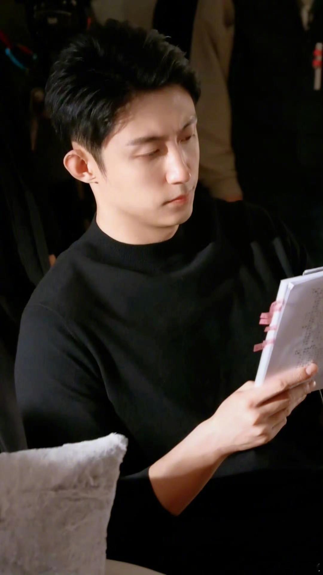 用22个角色打开黄景瑜怀疑黄景瑜在娱乐圈有编制！过往的角色看下来，简直就是“体