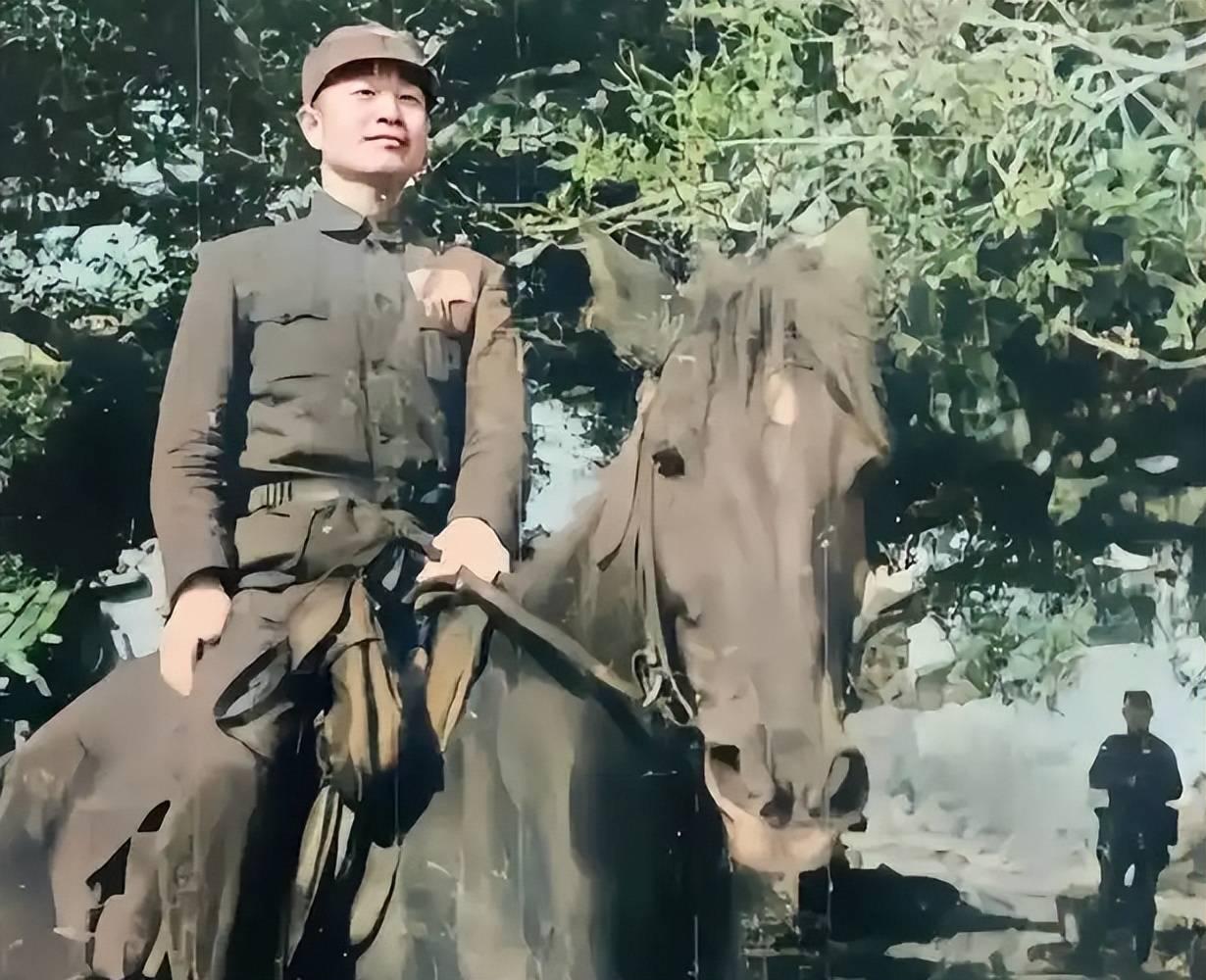 杜聿明被活捉后很高傲，见到毛主席的高级参谋，却羞愧地低下了头1949年1月