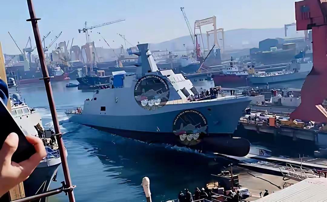 马来西亚这操作真让人摸不着头脑。2017年，人家和中国武船集团签合同，花2.4亿