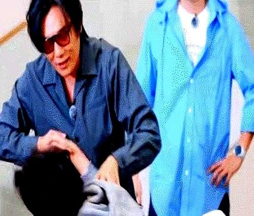 第一反应是心疼孩子受。这份下意识的保护欲很明显。秦昊发现恶作剧对象是继子恩利