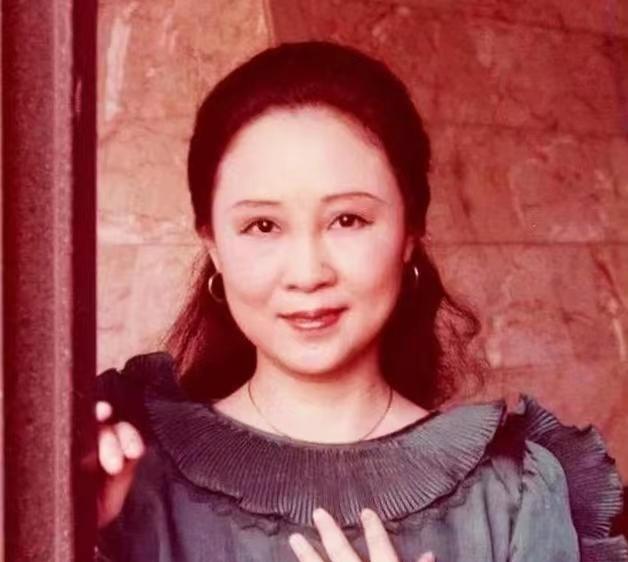 1964年，琼瑶离婚后，做了平鑫涛的情妇。当时平鑫涛的妻子哭着求她把丈夫还给自己
