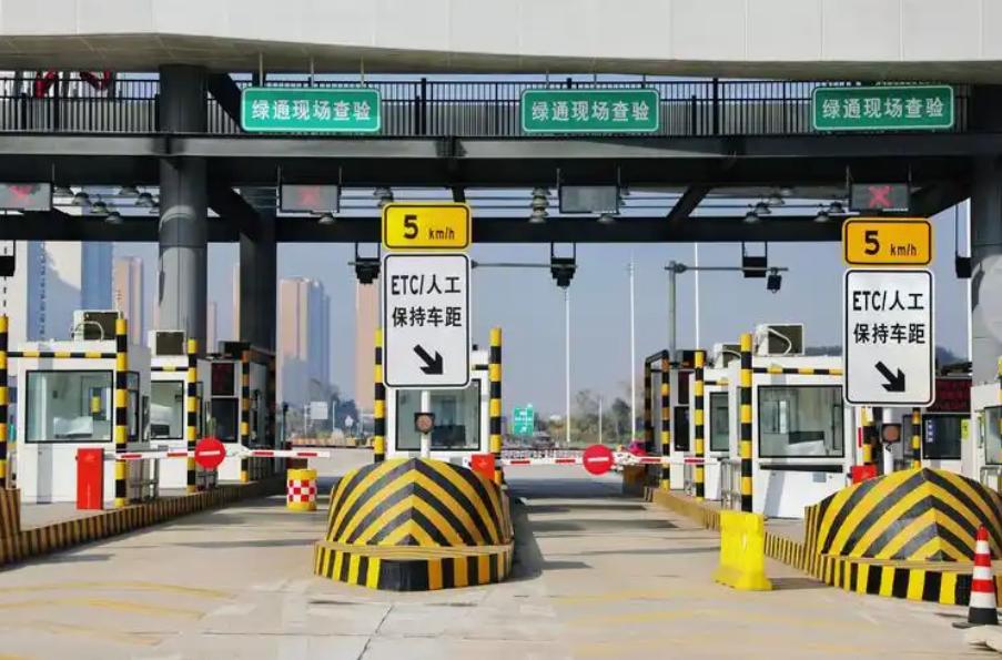 今年已有多条高速收费期满后停止收费，高速免费时代真的要来了吗？“通行费0元。”