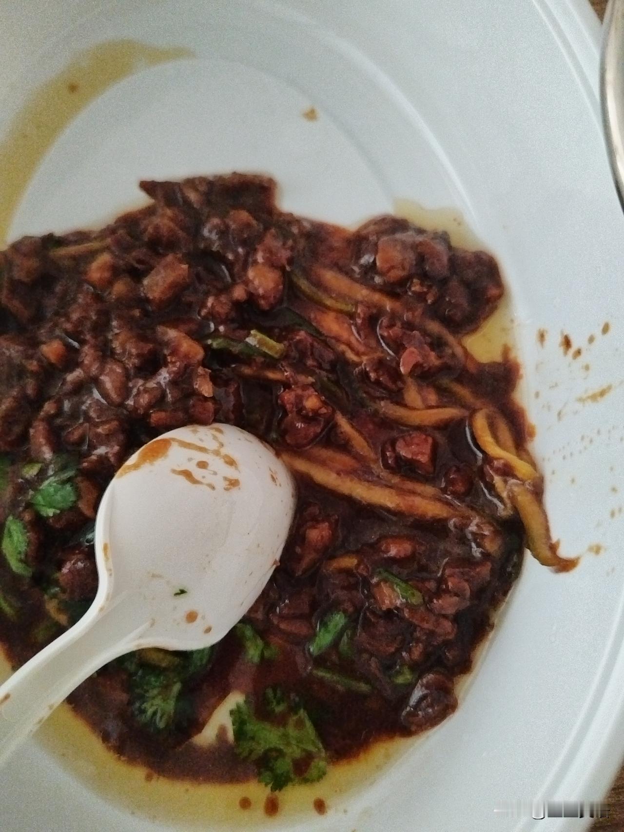 今天点了外卖，一份炸酱面，一份白菜肉水饺，总共花了四元，二十分钟送上门，饺子，面