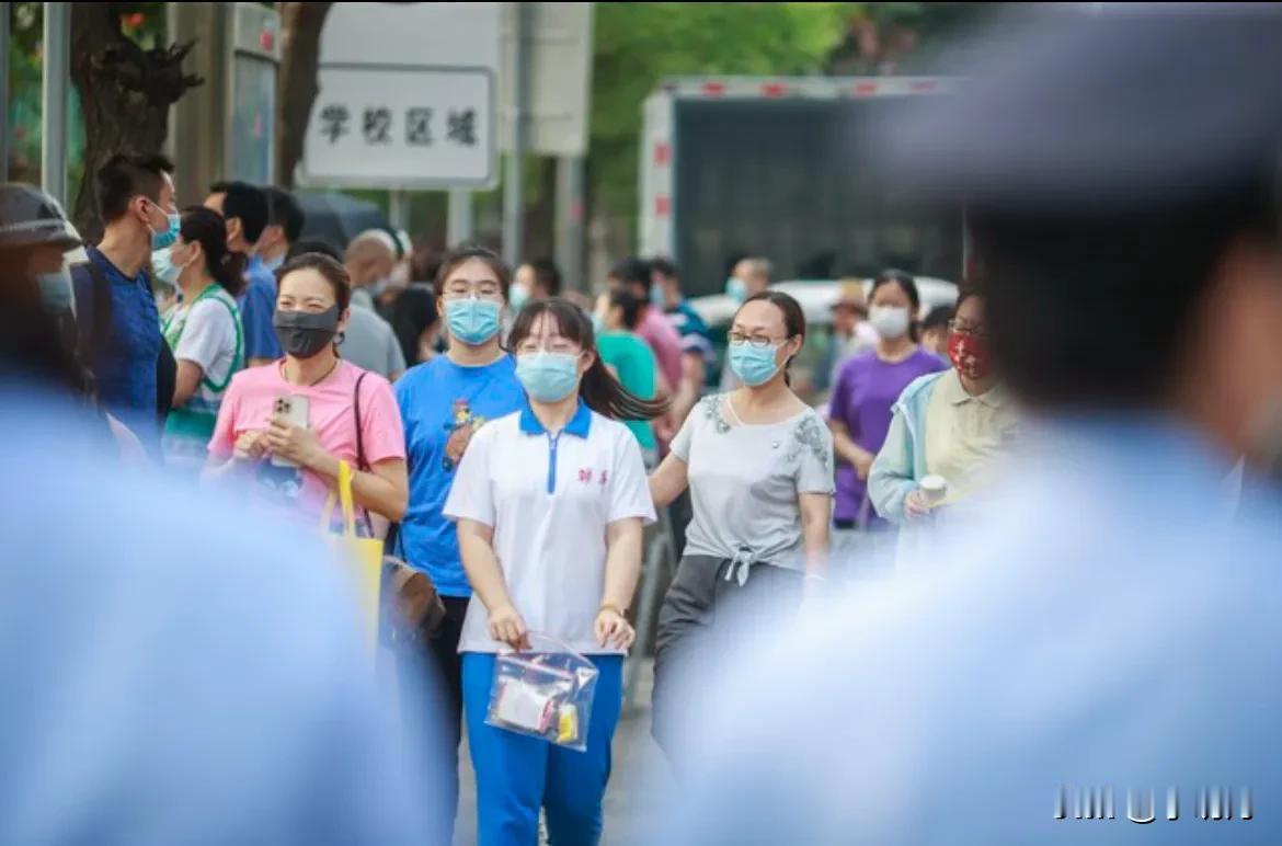 说出来你可能不信我有一个同学他记性特别好好到什么程度呢？他地理语文历