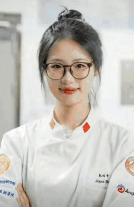 浙江一位21岁的女大专生，为了证明自己不比本科生差，参加了国际烘焙师大赛，她最终