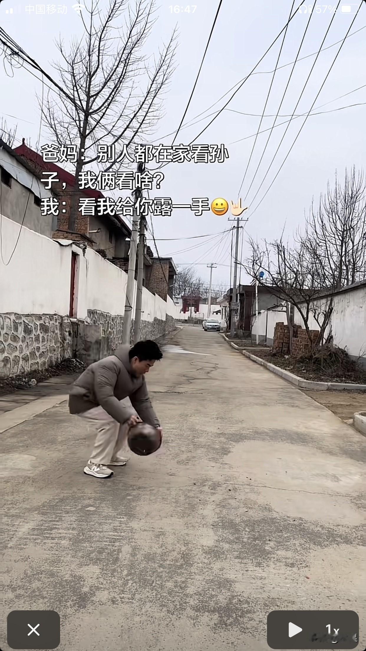 董宇辉又在拿🧨炸狗盆玩儿[笑着哭]姿势既标准又熟练但凡慢一步就跟着盆一起飞了