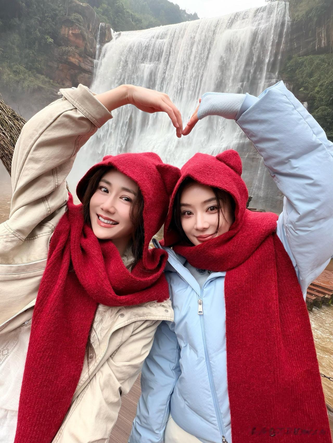 12月21日，郑钧妻子刘芸更新动态，并配文“冬至快乐哟，我俩真好看”。刘芸更