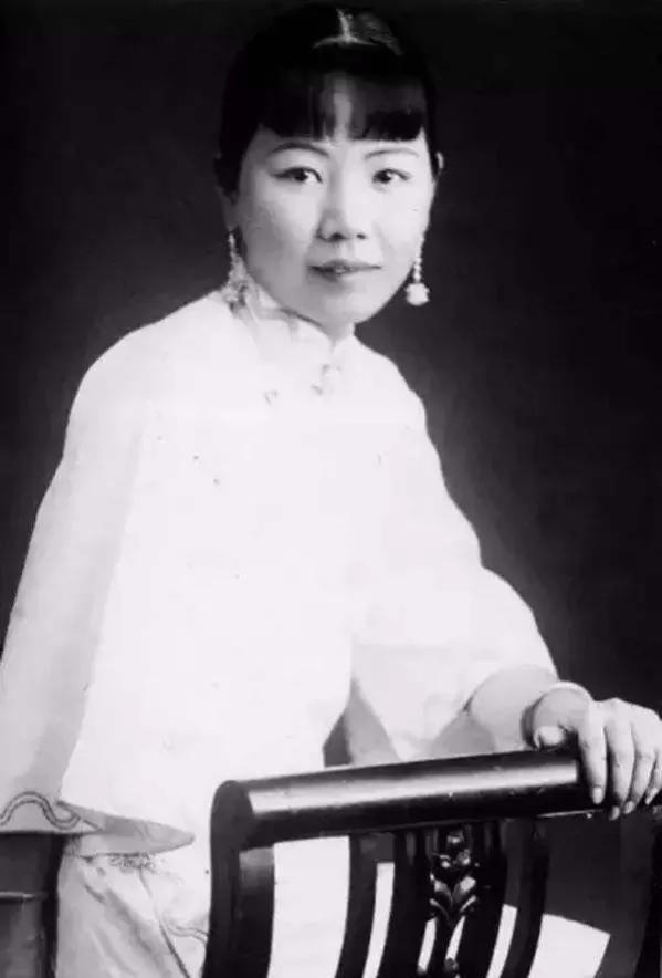 1916年，她的闺蜜和他的丈夫搞到一起后，怀孕生下了孩子，可她知道后，并未生气，