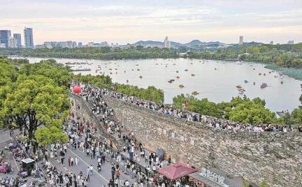 金粒门华东首店落地南京，3天销售额破百万，10天客流暴涨超5倍。限购、补货、