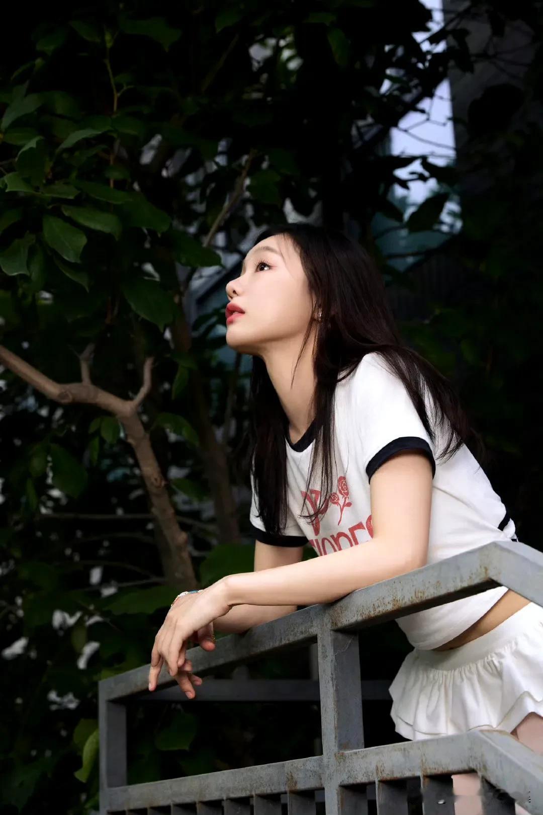 徐梦洁这组比基尼泳装写真，简直把悠然夏日的氛围感拉满！照片里的她自信又优雅，身