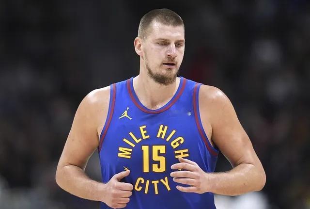 掘金12连胜收官，约基奇23+8半场打卡创历史纪录！成为NBA历史上首位单赛季场