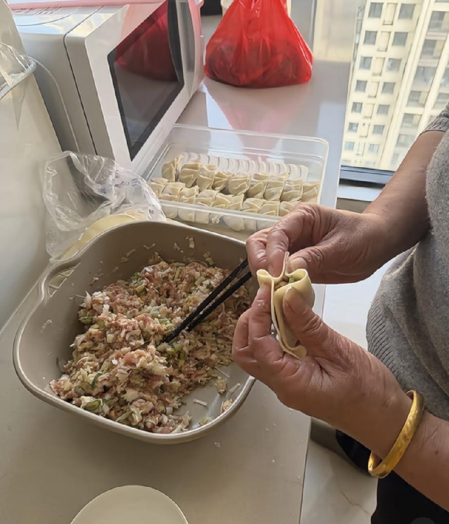 原来结婚后，娘家也只是一个过客了。我离婚了，没有地方住，就回了娘家，和老妈住