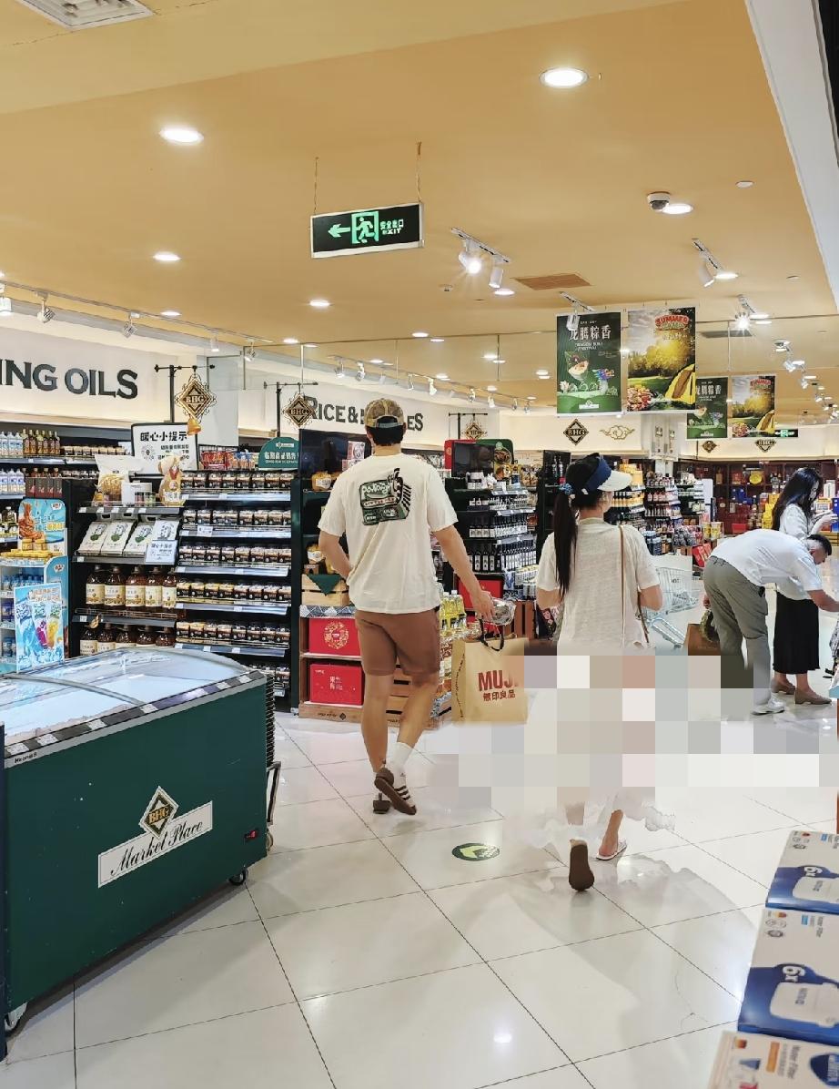 6月2日，金莎与孙丞潇在北京逛超市被偶遇，孙丞潇侧面看脸变圆润了，背有些驼，而金
