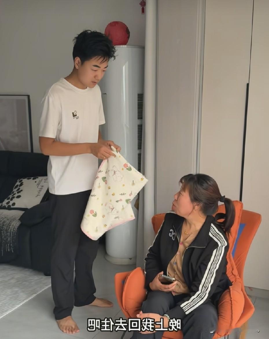 小故事！这雨露回家坐月子没有几天。雨露的婆婆就开始要求回家住，雨