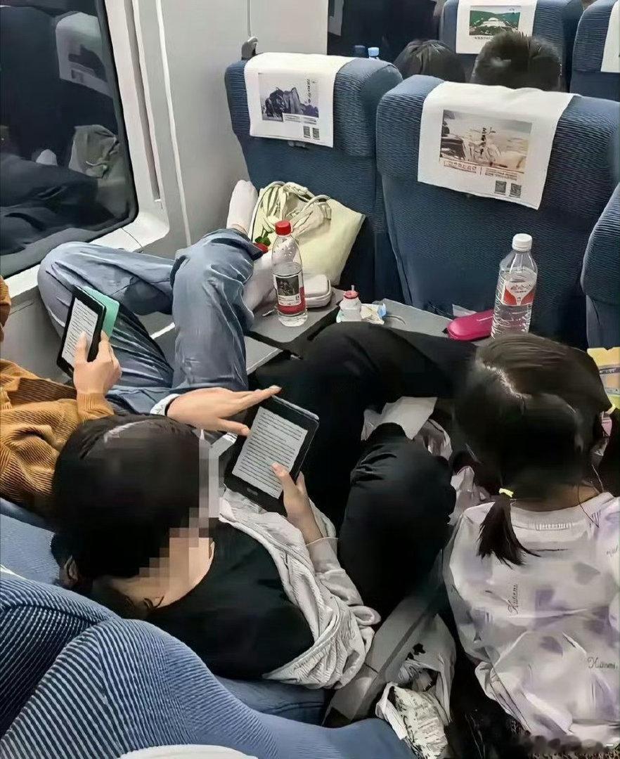 高铁上这么低素质的人，居然在看书