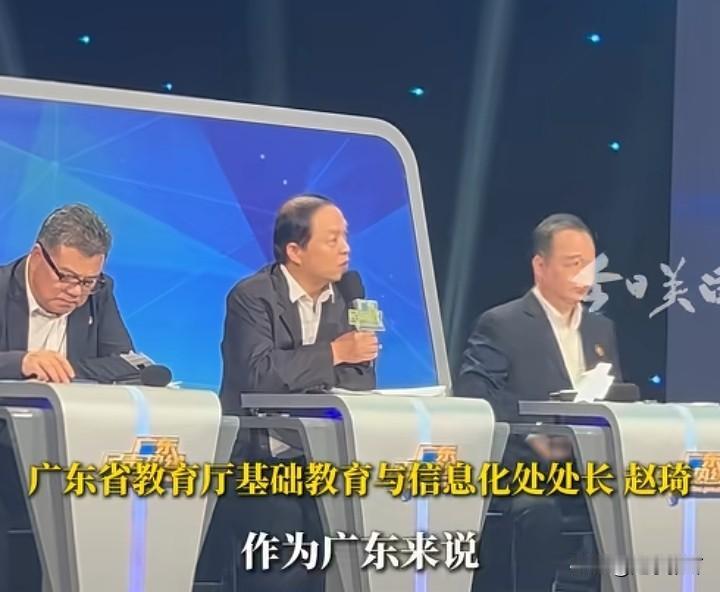 听说广东人最近很生气原因是从今年开始，高三的开学时间，不再由各地自由发挥。而是
