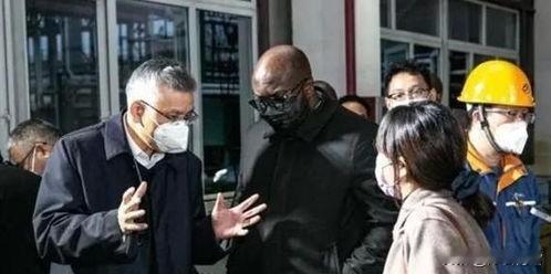 你扔出4个字：“同工同酬”。3000个人站那儿。听起来一点毛病没有。有毛病。
