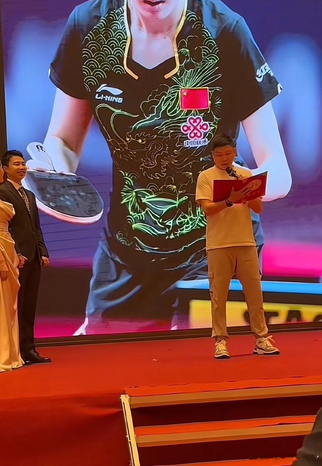 又想起来陈玘结婚只有奥恰和波波穿西装参加的往事……[笑着哭][笑着哭]​​