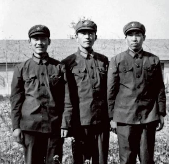 1981年底，提干失败的解放军阎连科办好退伍证后回了老家嵩县。一天，他正