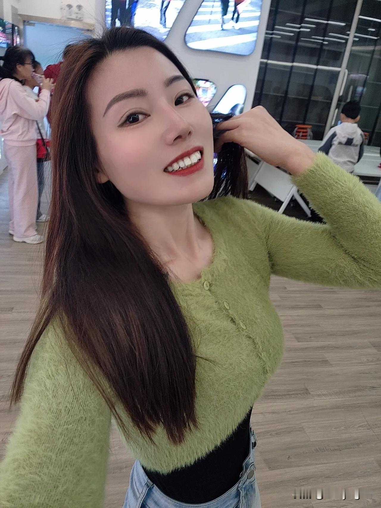 在生活的舞台上，做自己的主角，用心去感受，用爱去拥抱，每一天都充满阳光。爱自己最