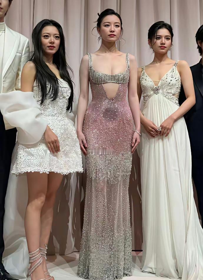 倪妮一出场，为什么整个内娱的红毯都“黯然失色”了？我研究了她十年，终于扒出了背