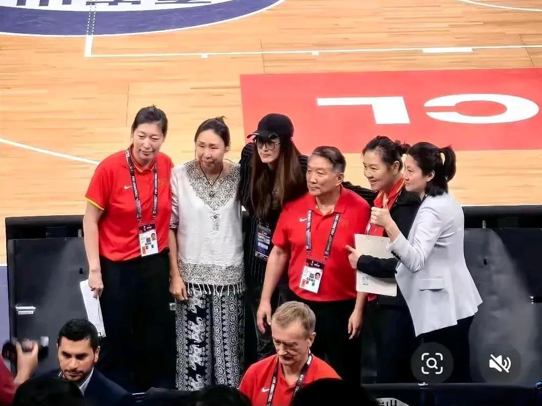 请神容易送神难！宫鲁鸣坚决不辞职！快辞职吧，连个战术板都不会画，怎么给女篮部署
