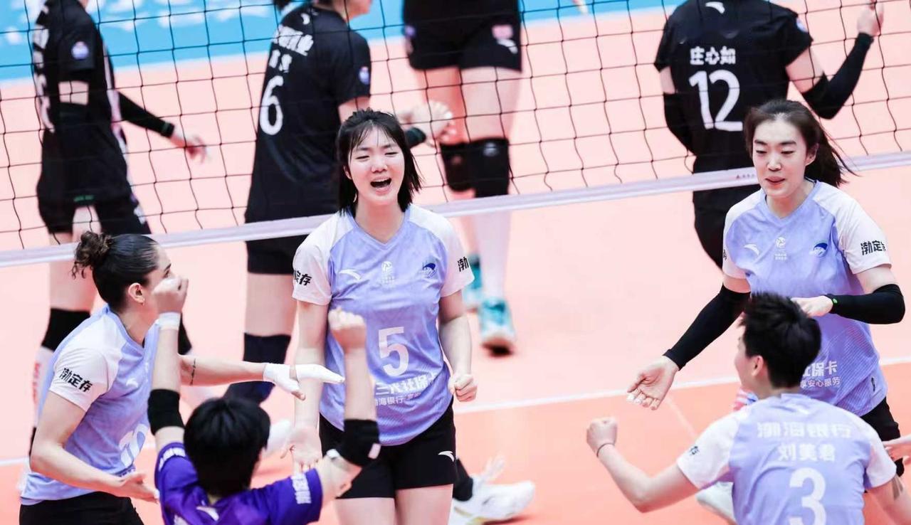 27日排超第五轮，爆出大冷门，天津女排主场3：1力克上海。四局比分为25:22,