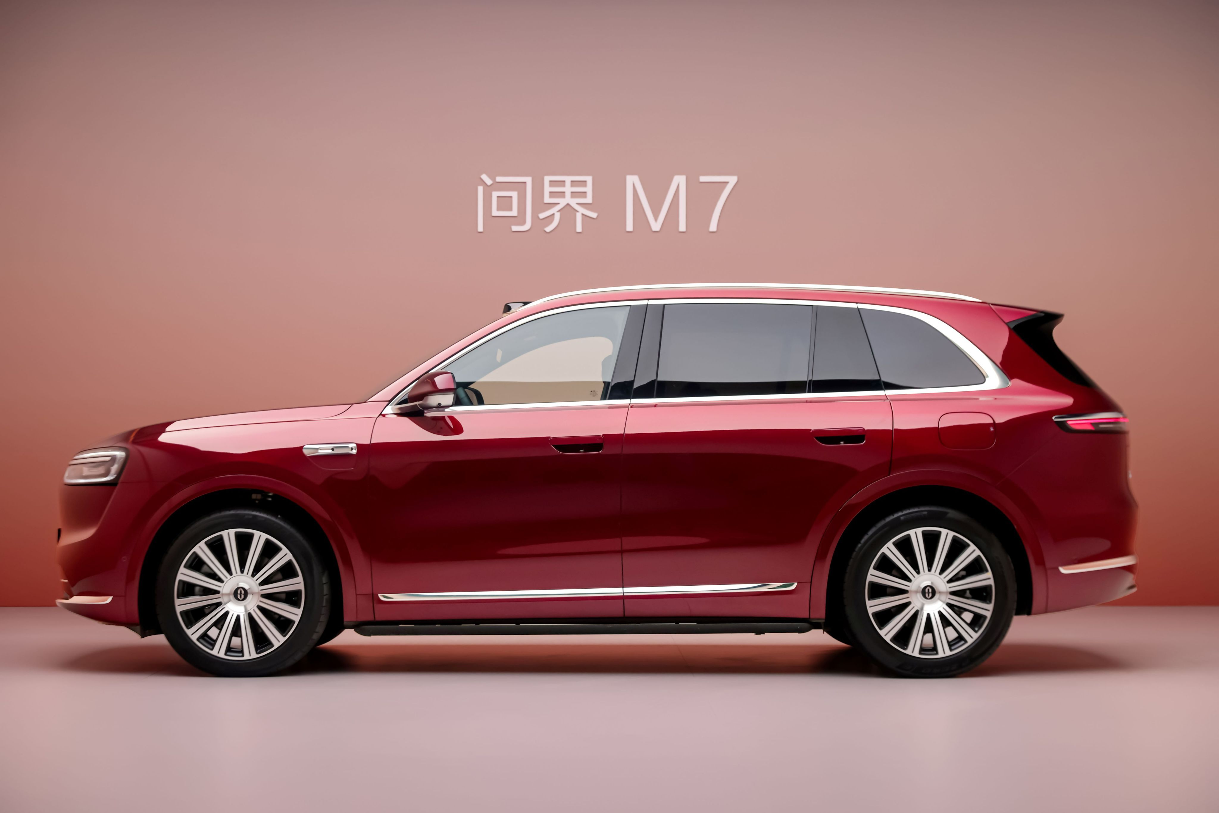 全新问界M7静态评测首发上一周，受到鸿蒙智行的官方邀请，我们也是提前见到了全新问