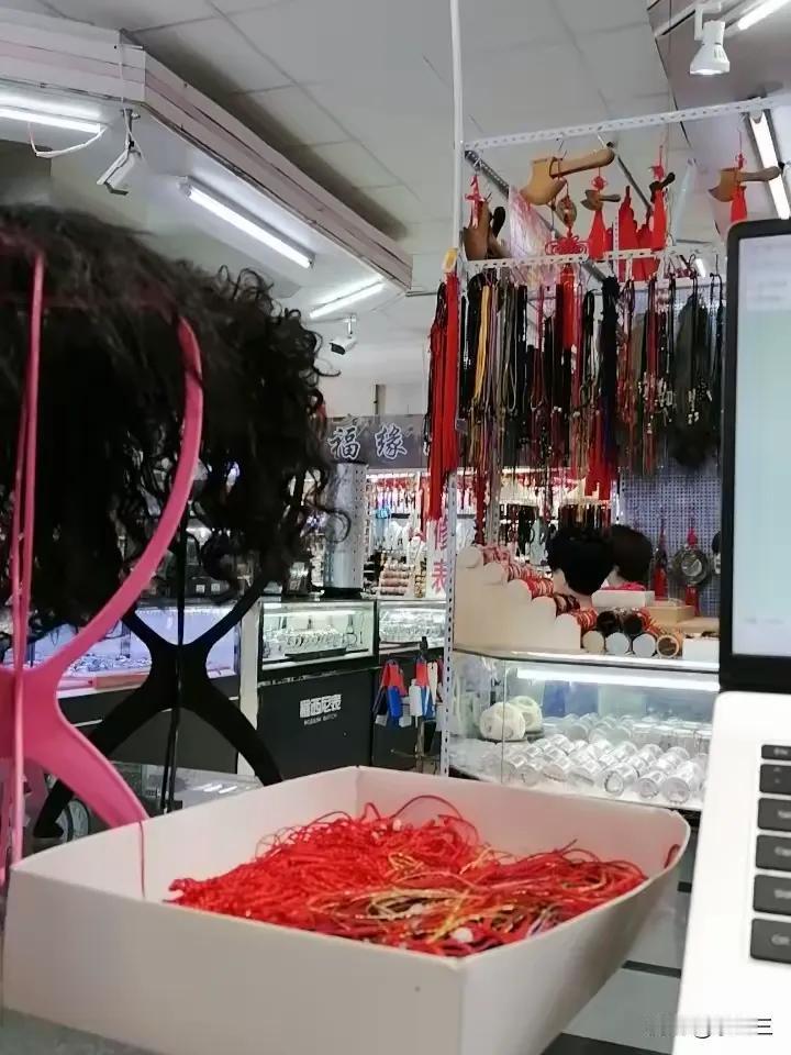 我在商场上班了！今天，我到商场来看看儿子儿媳，结果，只看到儿媳和亲家母，没看