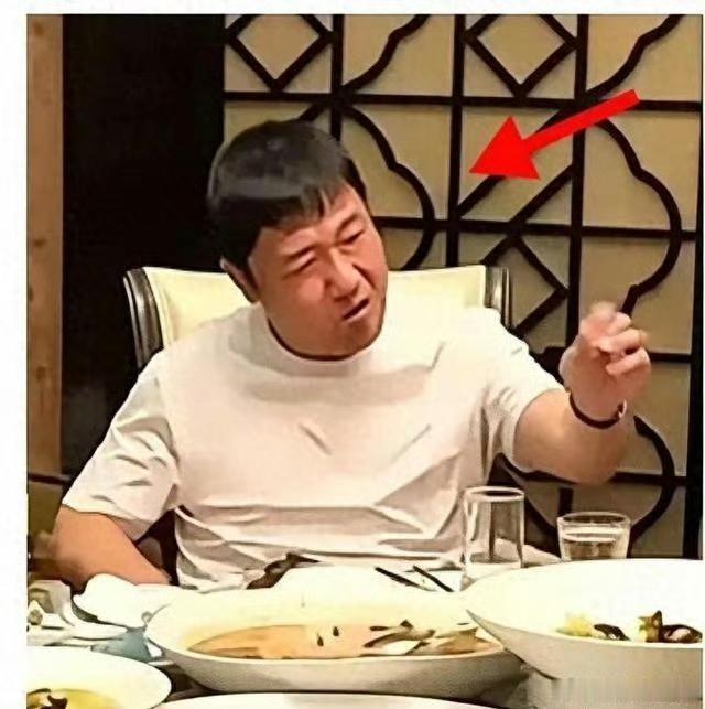 不知道大家刷到那个贾冰饭局被偷拍的视频没有，一段三分钟的偷拍视频，硬生生撕出了两