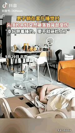 “太吓人了！”凌晨，男子下班回家，客厅只留了盏小夜灯。由于男子累得实在不行，到家