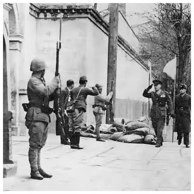 1941年北平，美军上校阿什赫斯特向日军投降时的一幕，照片中的阿什赫斯特正向日军
