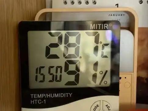 武汉湿度破100%有多离谱？：地铁铺红毯防滑，市民直呼咋过？最近武汉人的