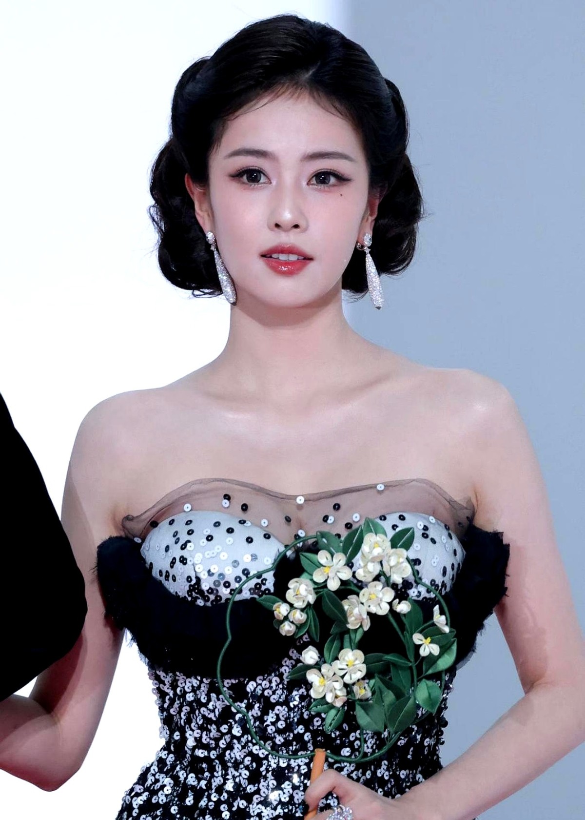 星光大赏刚落幕，白鹿上台领奖时一句“没有幕后老师就没有我”冲进热搜，她...