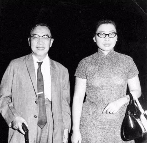 1956年，61岁的钱穆迎娶了27岁的胡美琦。看着眼前这位美艳动人的三婚妻子，钱