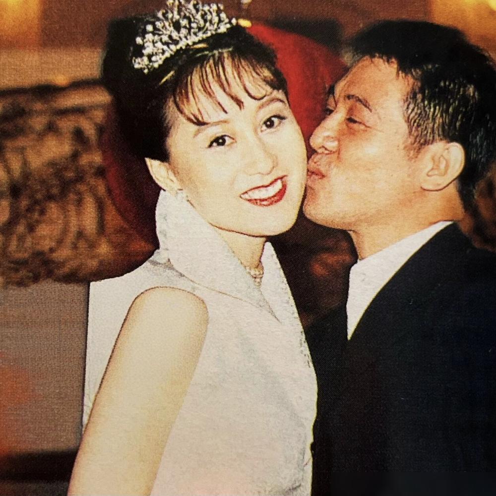 别再用“真爱”给李连杰洗地了。我告诉你，他对前妻黄秋燕，根本不是愧疚，是清算