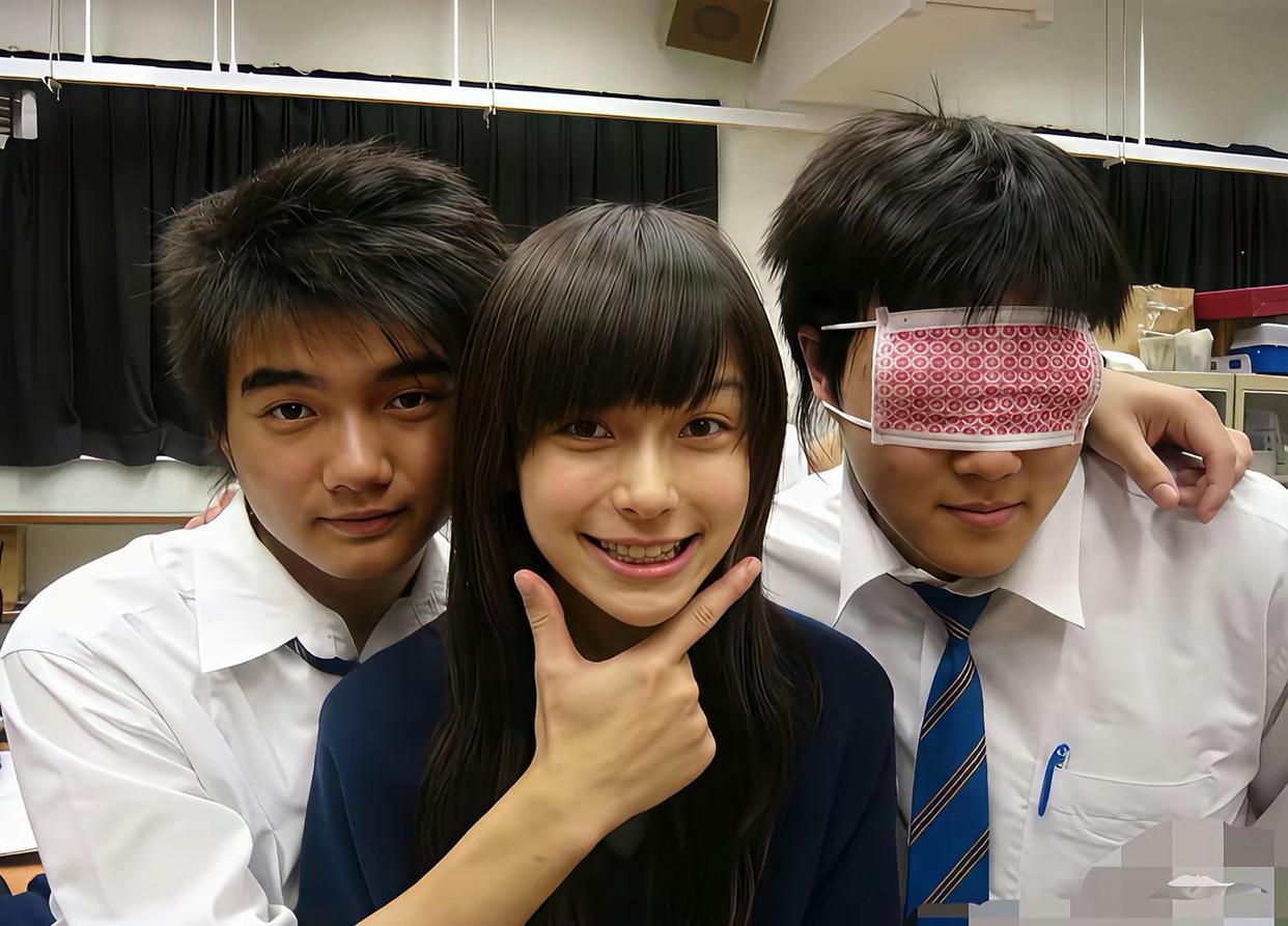 高中时的Angelababy，天生好骨相，青涩却亮眼，看得出来正在整牙。明明是底