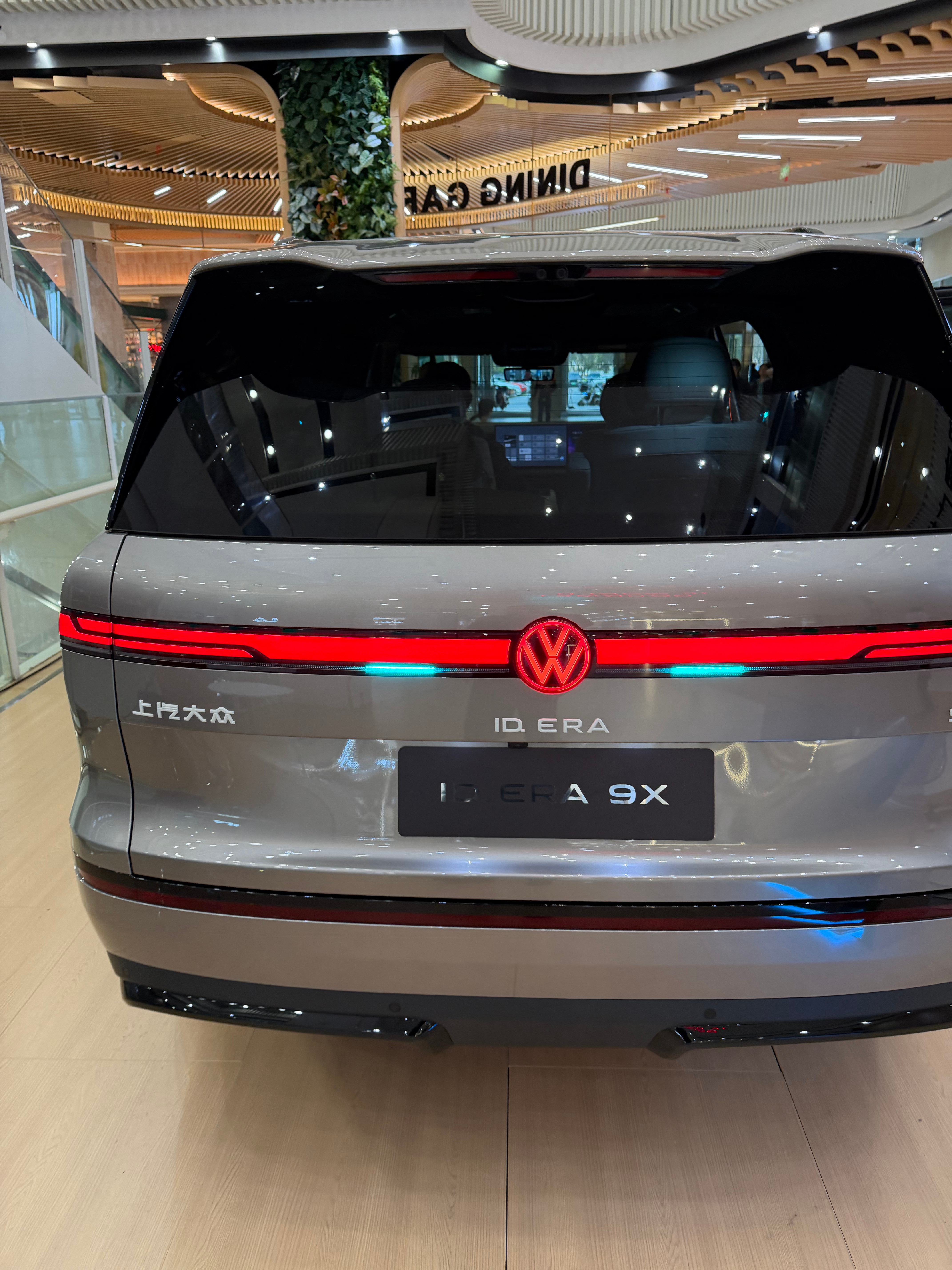 这车全包围都是小蓝灯，连屁股上都带两个小蓝灯。这是说我大众ID也有高阶辅助智驾了