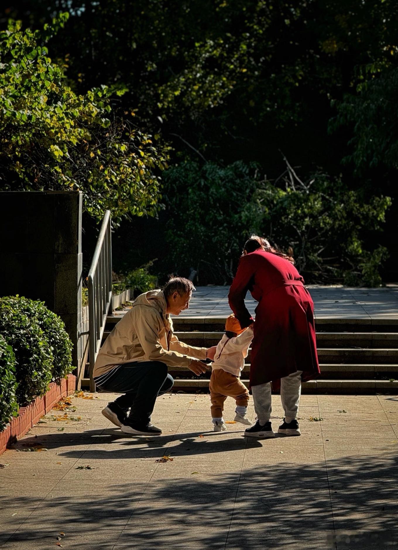 你们发现了吗？那些辛辛苦苦帮子女带娃的老人，隔几年再见，模样真的和以前不一样了。