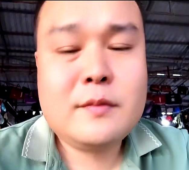 她在那头大出血，刚做完两场手术，人在鬼门关前打转。他在这头呢？开着直播，卖牙膏