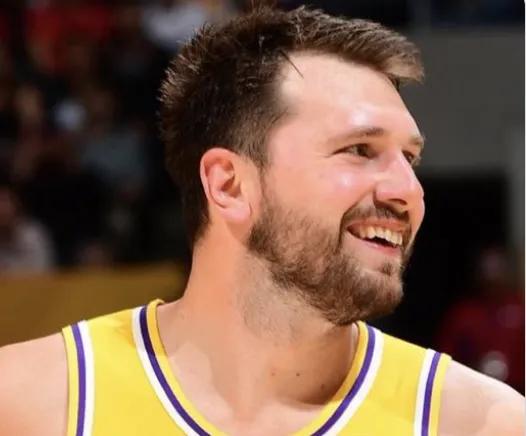 东契奇目前在斯洛文尼亚陪伴女儿并进行康复04月12日讯，今日根据知名媒体Luk