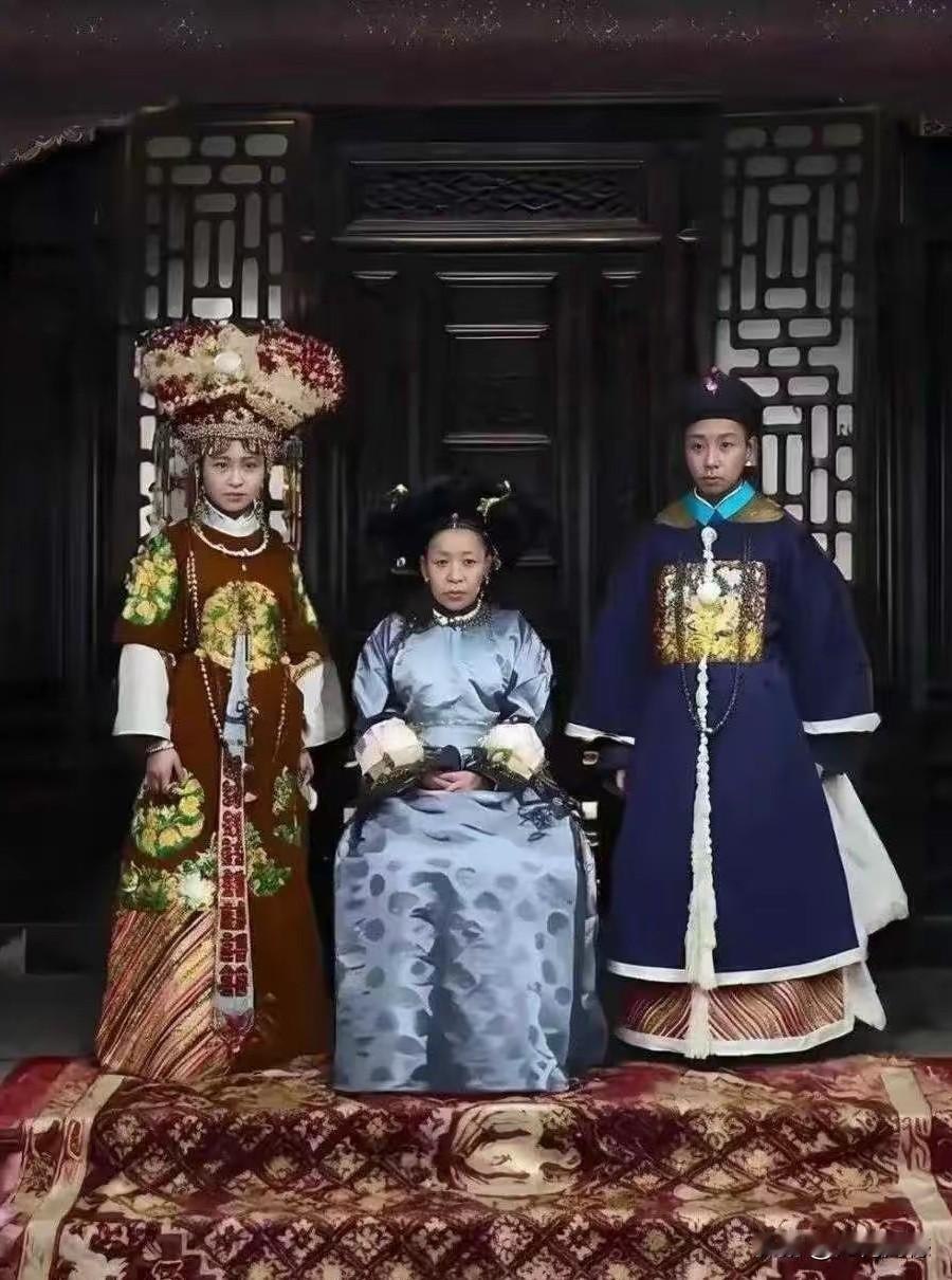 1924年时的皇家气派，看起来还算是比较威严的，照片中的这个男子，就是溥仪的弟弟