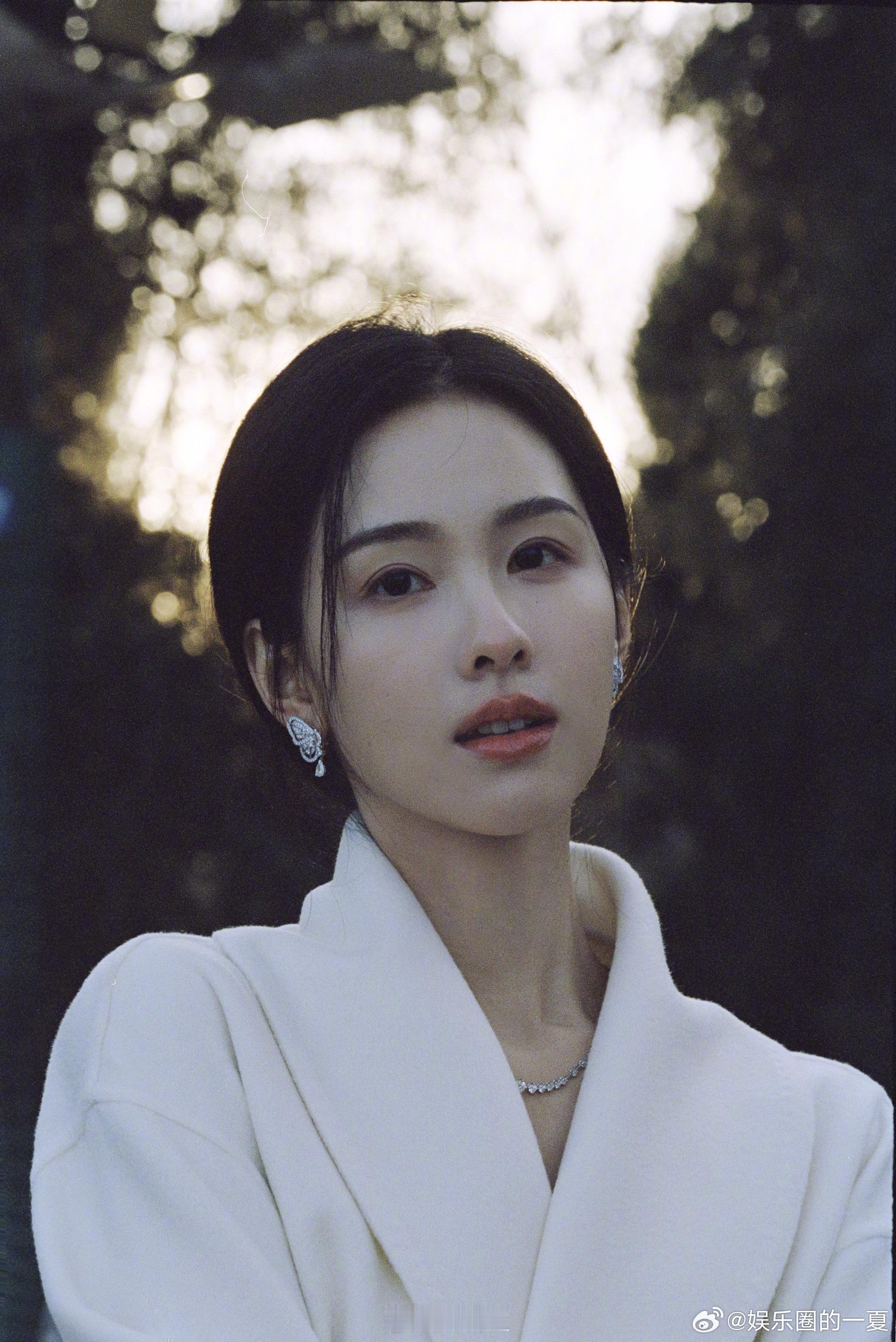 陈都灵官宣出席微博之夜太开心了！陈都灵官宣出席微博之夜，她的红毯永远有新惊喜，不