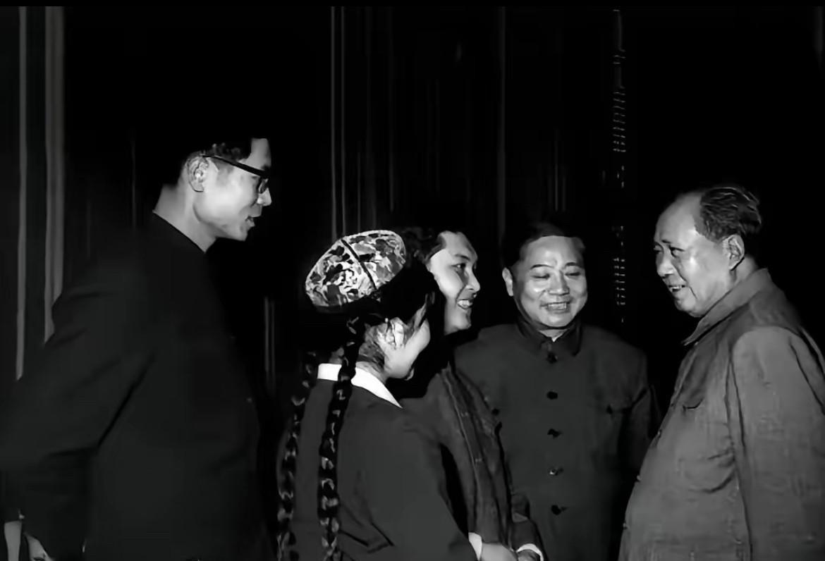 1963年12月31日的除夕夜，中央音乐学院的一批师生受邀进入中南海，为毛泽东、